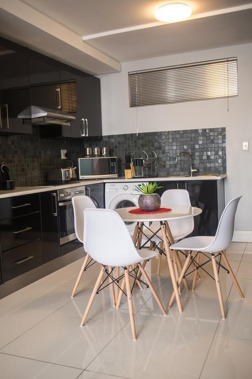 Apartment 64 At 77 On Independence Ave 温特和克 外观 照片