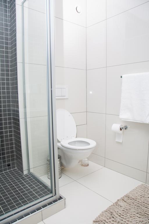 Apartment 64 At 77 On Independence Ave 温特和克 外观 照片